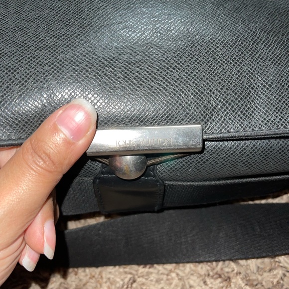 LOUIS VUITTON Taiga Viktor Messenger Bag - Picture 3 of 15